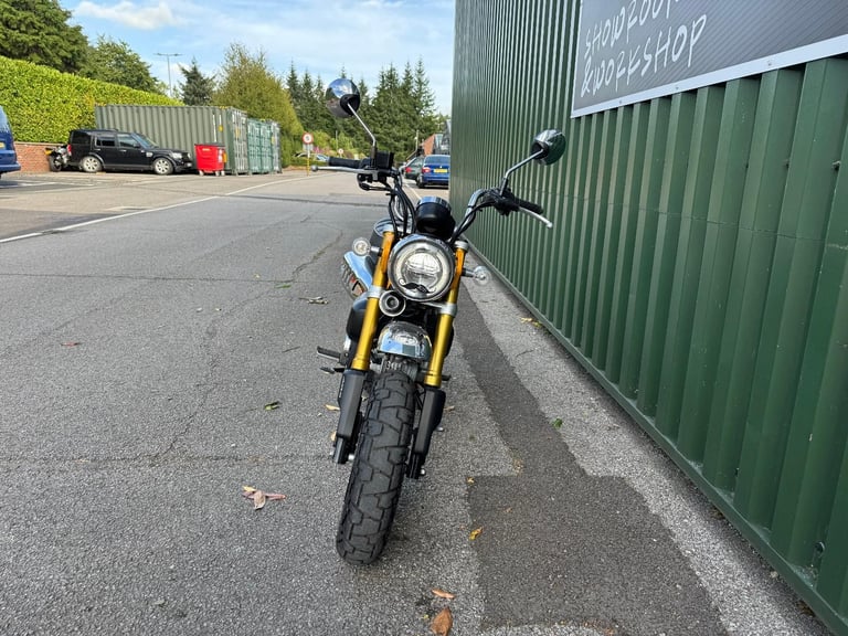Honda Z125 MA-K Monkey Bike 2019 Yellow and White 1 Owner 880 Miles Rack Fitted