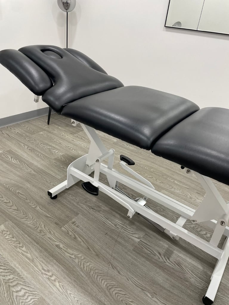 Medical plinth/bed hydraulic 