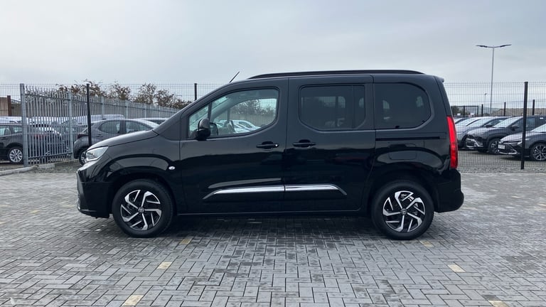 2025 Toyota PROACE CITY Verso 100kW Design L1 50kWh 5dr Auto Electric Estate Estate Electric Auto...