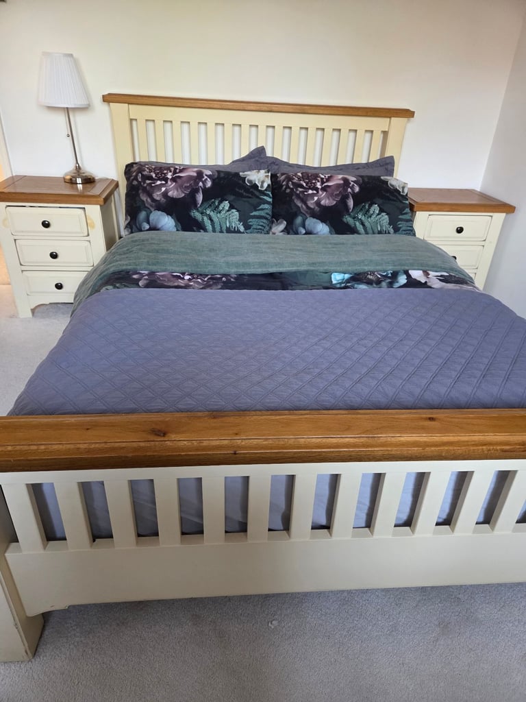 Bedroom furniture set