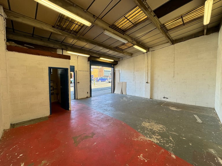Small industrial unit secure with parking, 10 MINS FROM TOWN, great location 