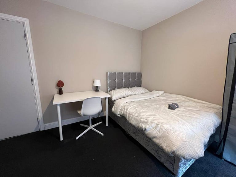 Double room within a shared house situated in the NG7 area bills/wifi included