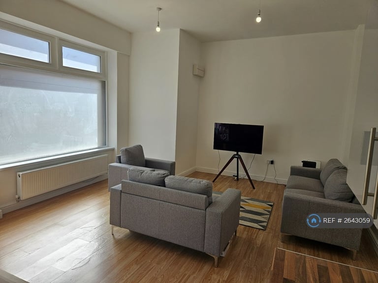 2 bedroom flat in Clarence Street, Pontypool, NP4 (2 bed) (#2643059)