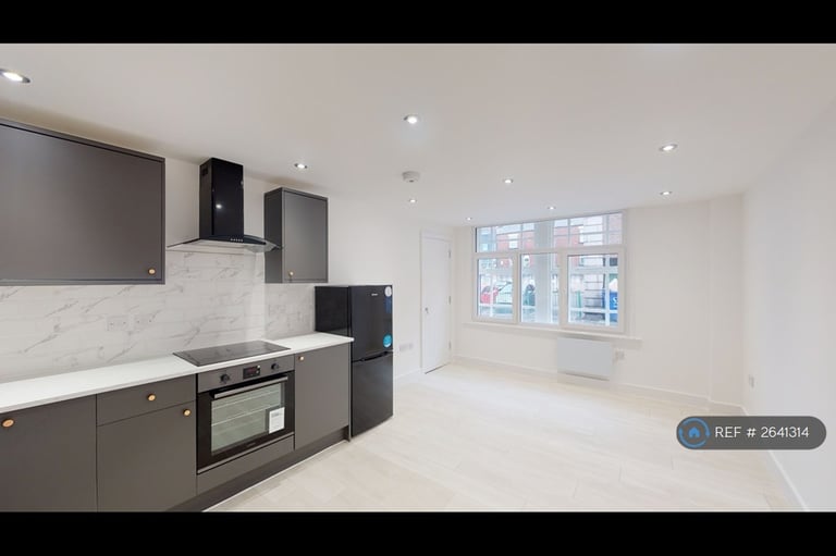 1 bedroom flat in Queen Street, Oldham, OL1 (1 bed) (#2641314)