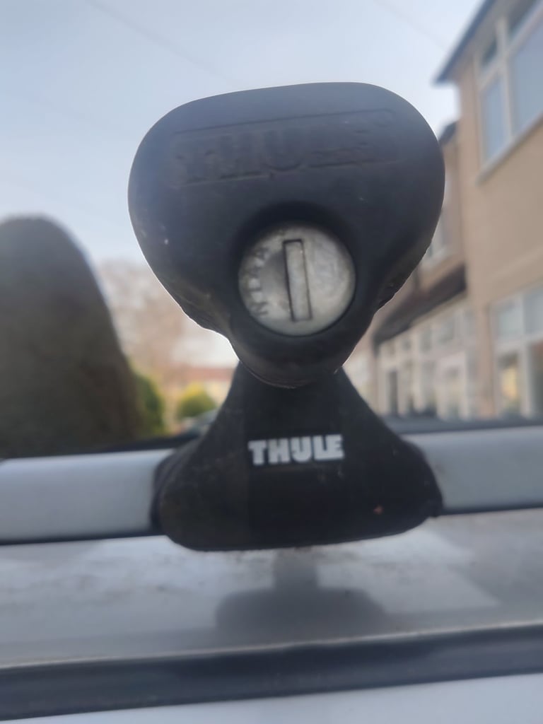 image for Thule lockable roof bars - set of two bars with 4 brackets + DELIVERY