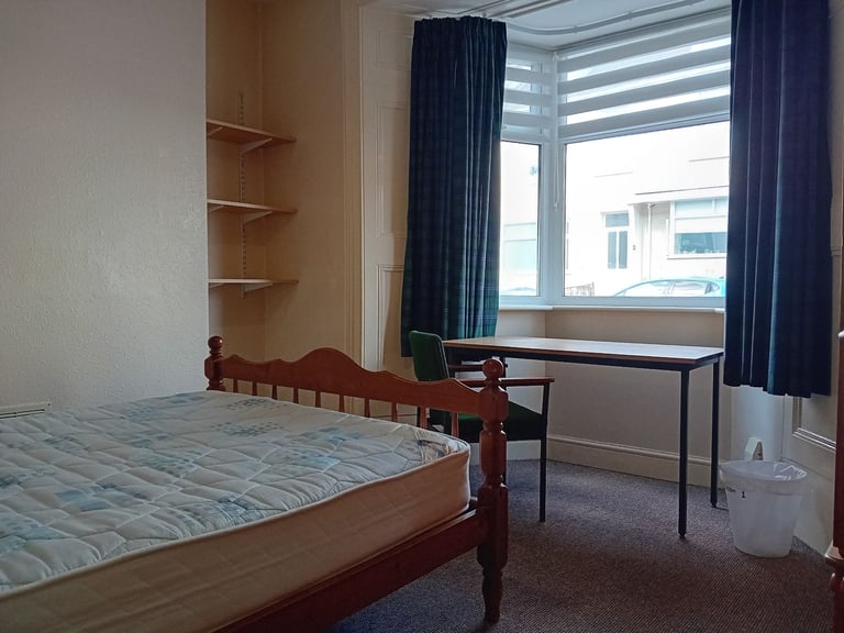 4 DOUBLE ROOMS IN WESTBURY STREET HOUSE TO RENT- STRICTLY STUDENTS ONLY.