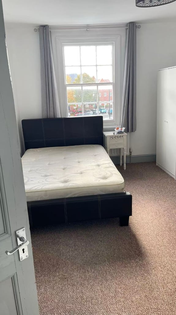 Three ensuite rooms to rent in WR1
