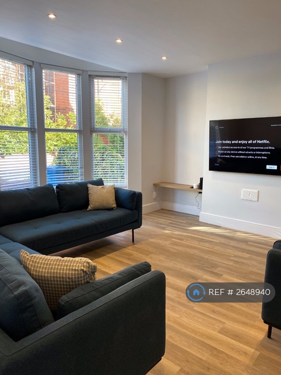 6 bedroom house in Halkyn Avenue, Liverpool, L17 (6 bed) (#2648940)