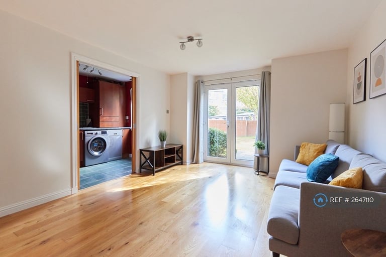 2 bedroom flat in Tytler Court, Edinburgh, EH8 (2 bed) (#2647110)
