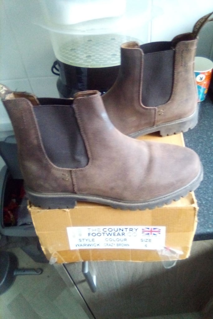 BOYS AND GIRLS FOOTWEAR, CLOTHING AND DRESS-UP