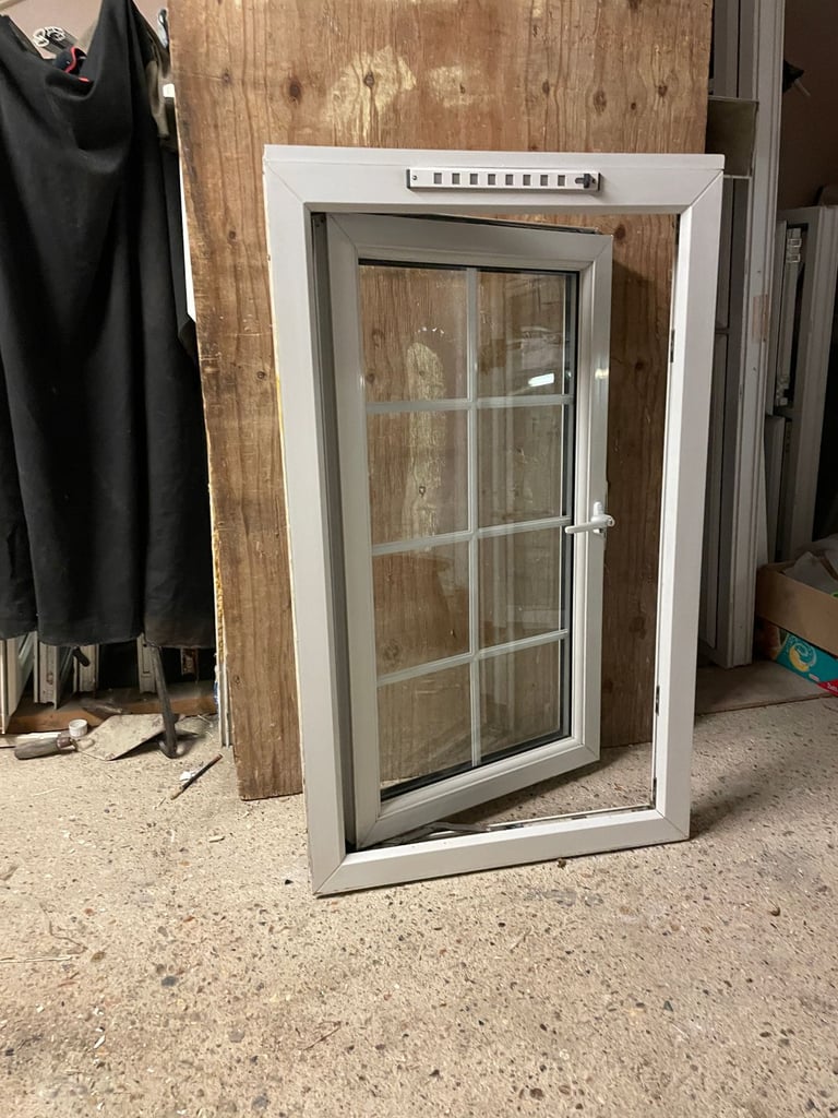 H 109 x W 65 cm - BEAUTIFUL GEORGIAN UPVC DOUBLE GLAZED WINDOW - CLEAR GLASS (REF: SJ466) 