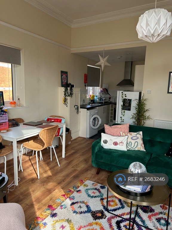 1 bedroom flat in Parkfield Road, Aigburth, Liverpool, L17 (1 bed) (#2683246)