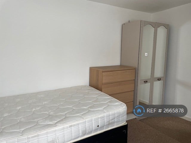 6 bedroom house in Applegarth Avenue, Guildford, GU2 (6 bed) (#2665878)