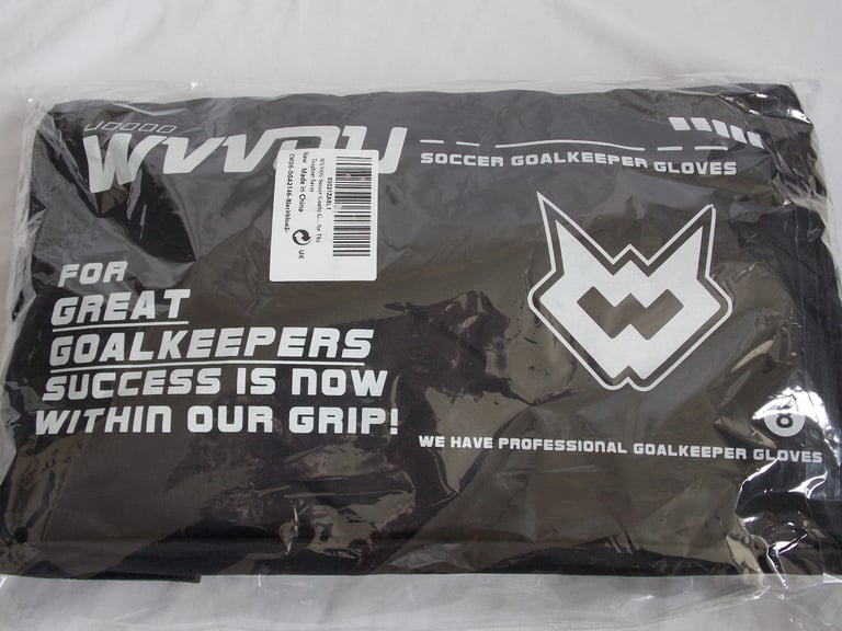 NEW Goalkeeper Goalie Gloves Youth / Adult with 4 Finger Saves Gloves Size 8 New and Bagged.