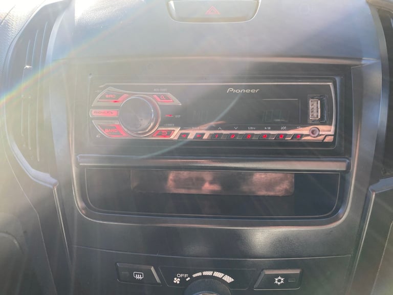 (64) Isuzu D Max E/C 2.5 Twin Turbo,  Canopy ,nt mitsubishi l200 club cab,toyota hilux ecb,