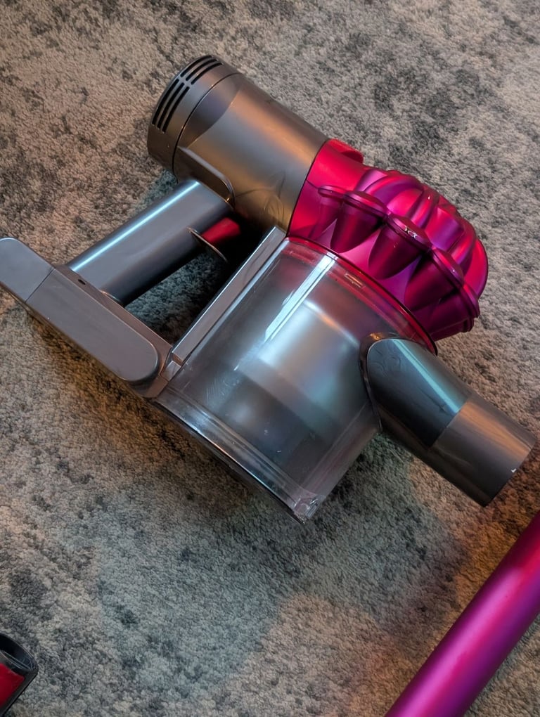 Dyson v7 cordless vacuum cleaner VGC as new 