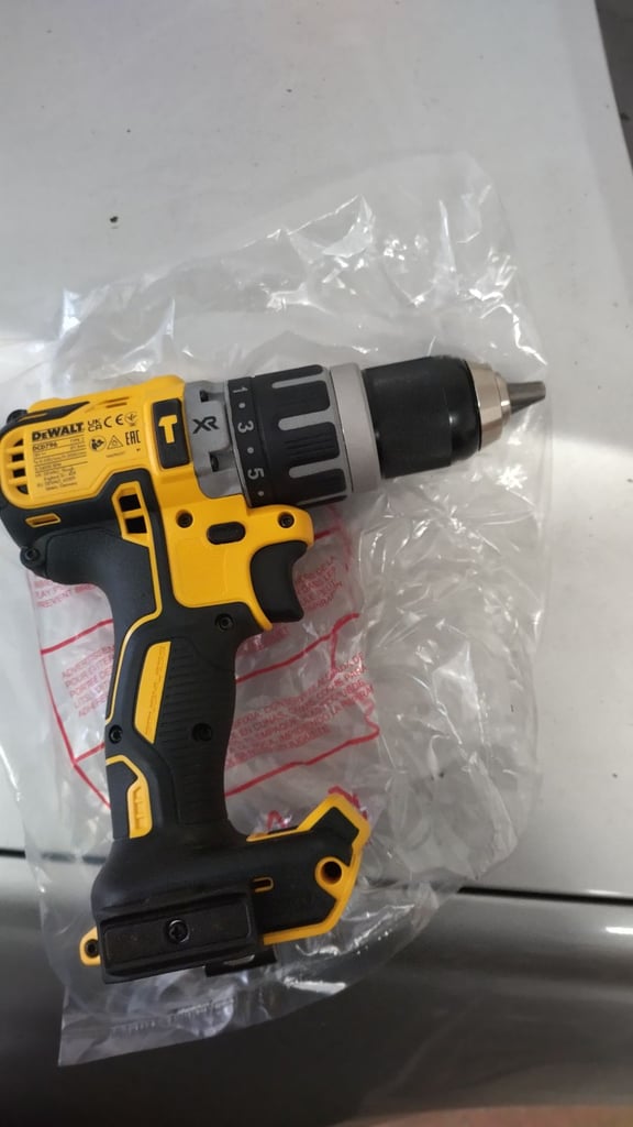 new cordless dewalt battery drill dcd796 13mm chuck 18v 20v . free post . no 5ah battery bare unit