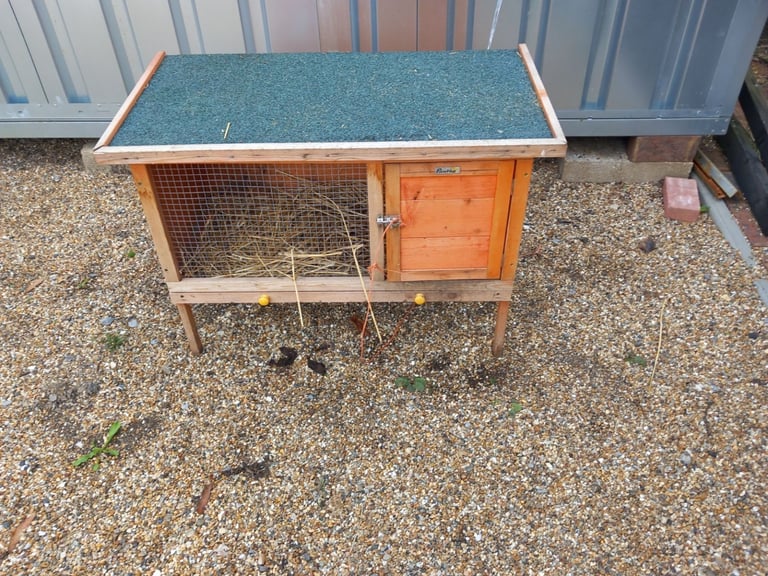 Hutch for a small pet lift up lid 