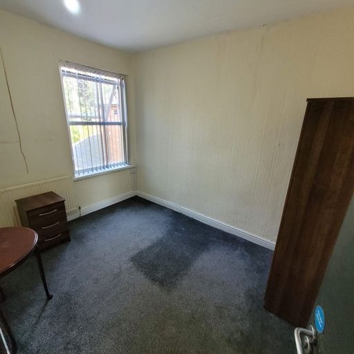 3 large and good sized twin rooms in B297QD. Homeless & needy get in touch now!