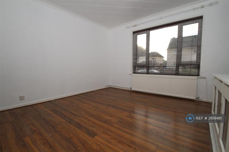 3 bedroom house in Weir Gardens, Rayleigh, SS6 (3 bed) (#2619481)