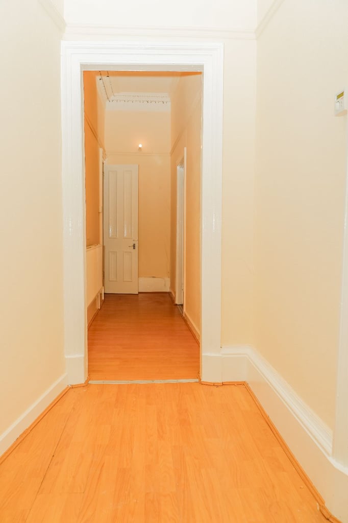 Newly Decorated 3-Bedroom Flat for Rent – Glasgow South Side