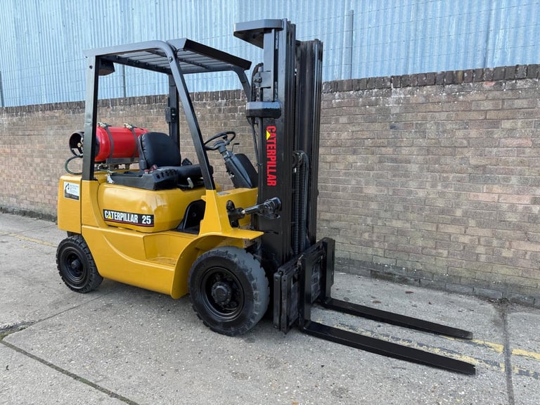 Caterpillar 2.5t gas forklift, container spec, 2700 hours 