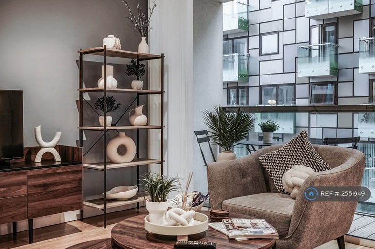 1 bedroom flat in Colbalt Point, London, E14 (1 bed) (#2551949)