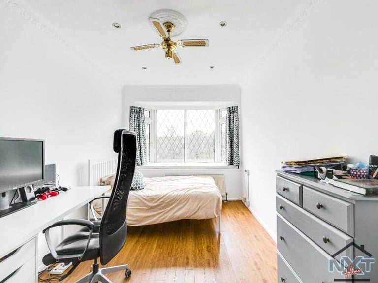 image for Spacious room available in the vibrant area of Stratford