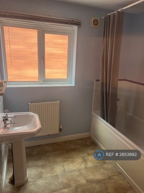 6 bedroom house in Oak Apple Crescent, Ilkeston, DE7 (6 bed) (#2653692)