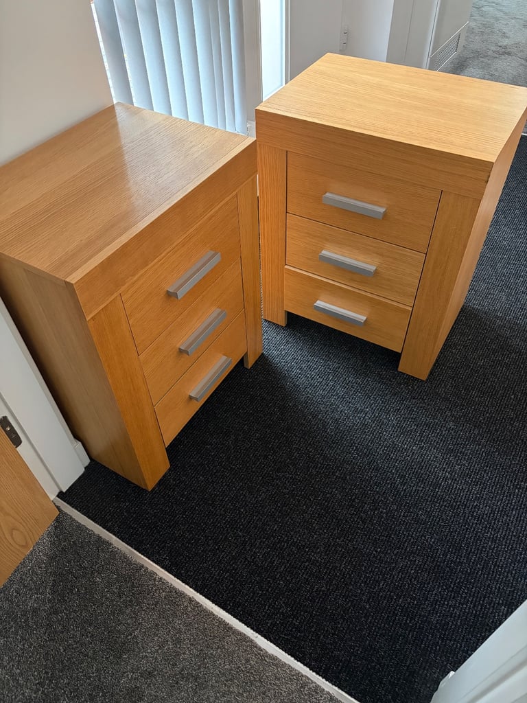 Bedside Cabinets 