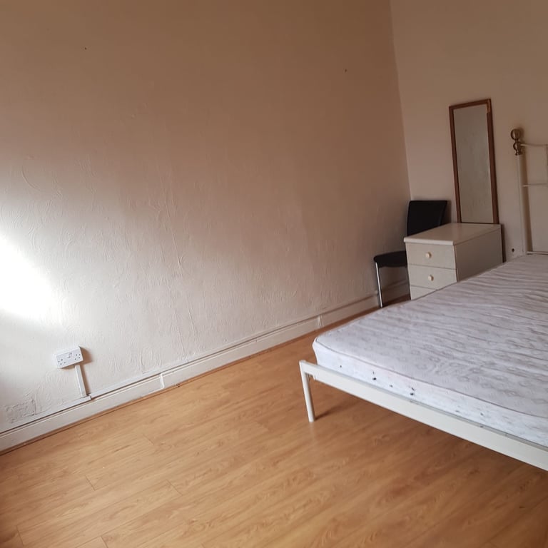 2 bed flat aboves shops Caldmore