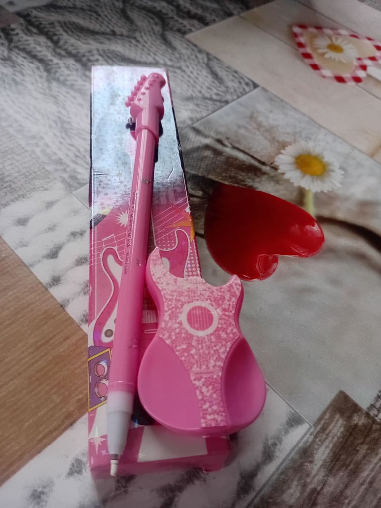 GIFT,NEW PINK GUITAR 🎸 BIRO PEN