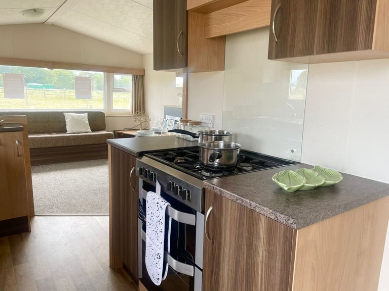 CHEAP STATIC CARAVAN FOR SALE AT BROADLAND SANDS HOLIDAY PARK - 11.5 MONTH OWNER SEASON