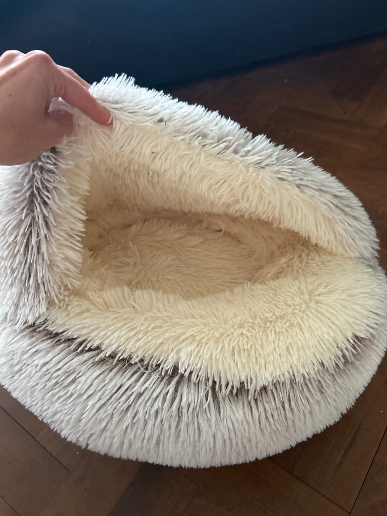 New and unused super fluffy cat bed
