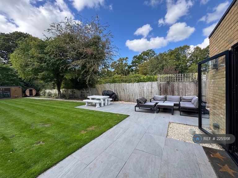 3 bedroom house in Blundel Lane Cobham - Private Road, Stoke D'abernon, Cobham, (3 bed) (#2255191)