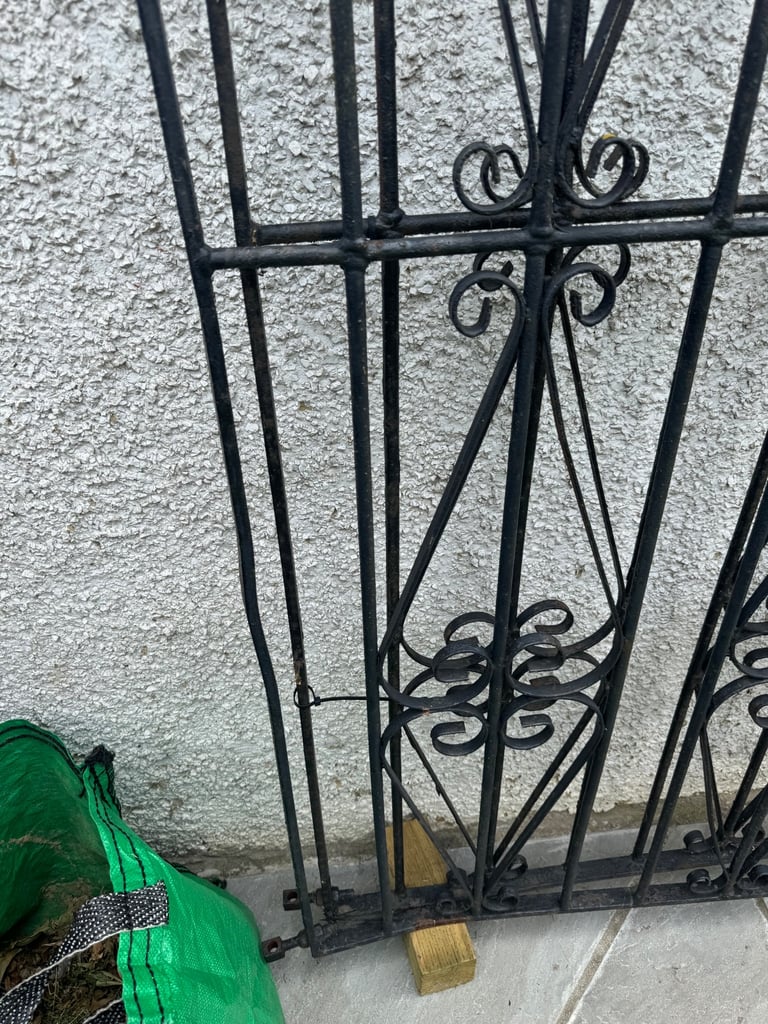 Double driveway iron gates 146cm x 180cm each gate with decorative design 