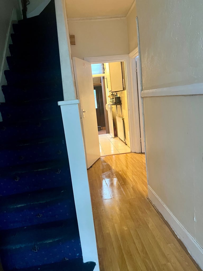 Big double room for rent near station 