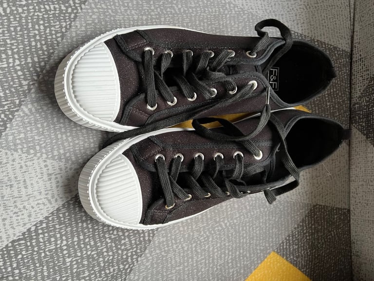 image for Mens brand new black canvas sneakers trainers size 11, white sole