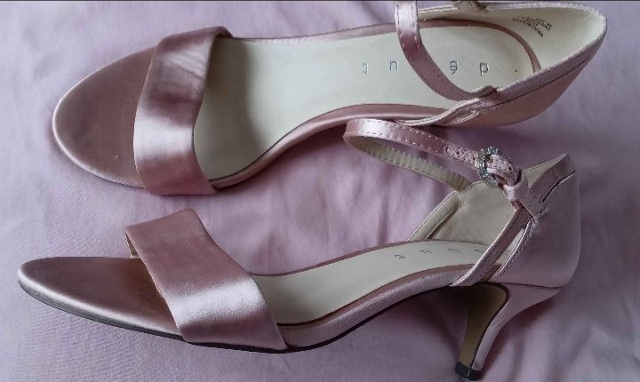 LADIES SATIN SHOES SIZE 5