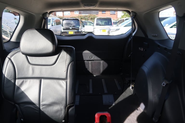 2012/12 White Mitsubishi Outlander 2.2 DI-D GX3 5dr 2WD 7 Seat
