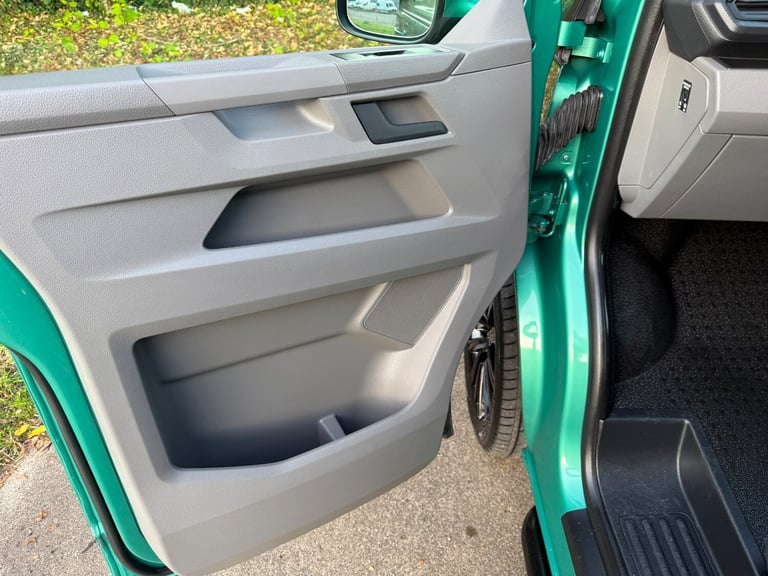 2020 VOLKSWAGEN TRANSPORTER T6.1 8 SEAT SHUTTLE SWB IN BAY LEAF GREEN - EURO