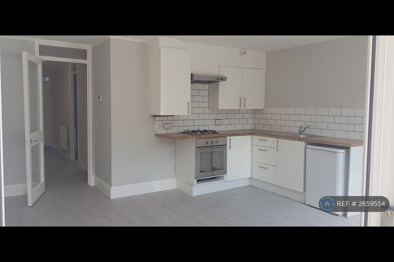 1 bedroom flat in Reginald Road, London, SE8 (1 bed) (#2659554)