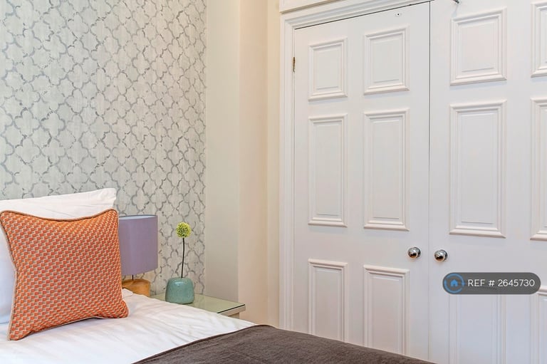 2 bedroom flat in Prince Of Wales Terrace, London, W8 (2 bed) (#2645730)