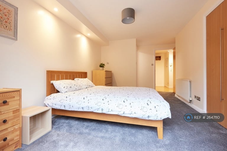 2 bedroom flat in Tytler Court, Edinburgh, EH8 (2 bed) (#2647110)