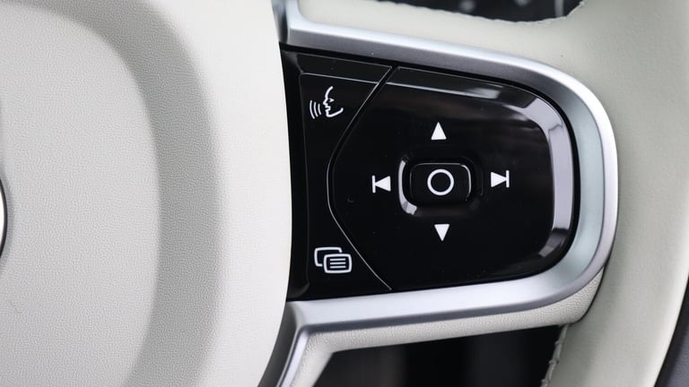2025 Volvo XC90 T8 PHEV AWD Ultra, Dark, 7 Seats (Sunroof, Pilot Assist, Bowers &amp; Wilkins) ES...
