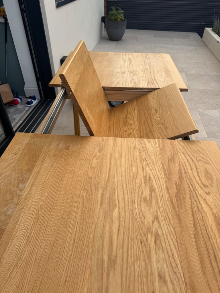 Extending dining table 