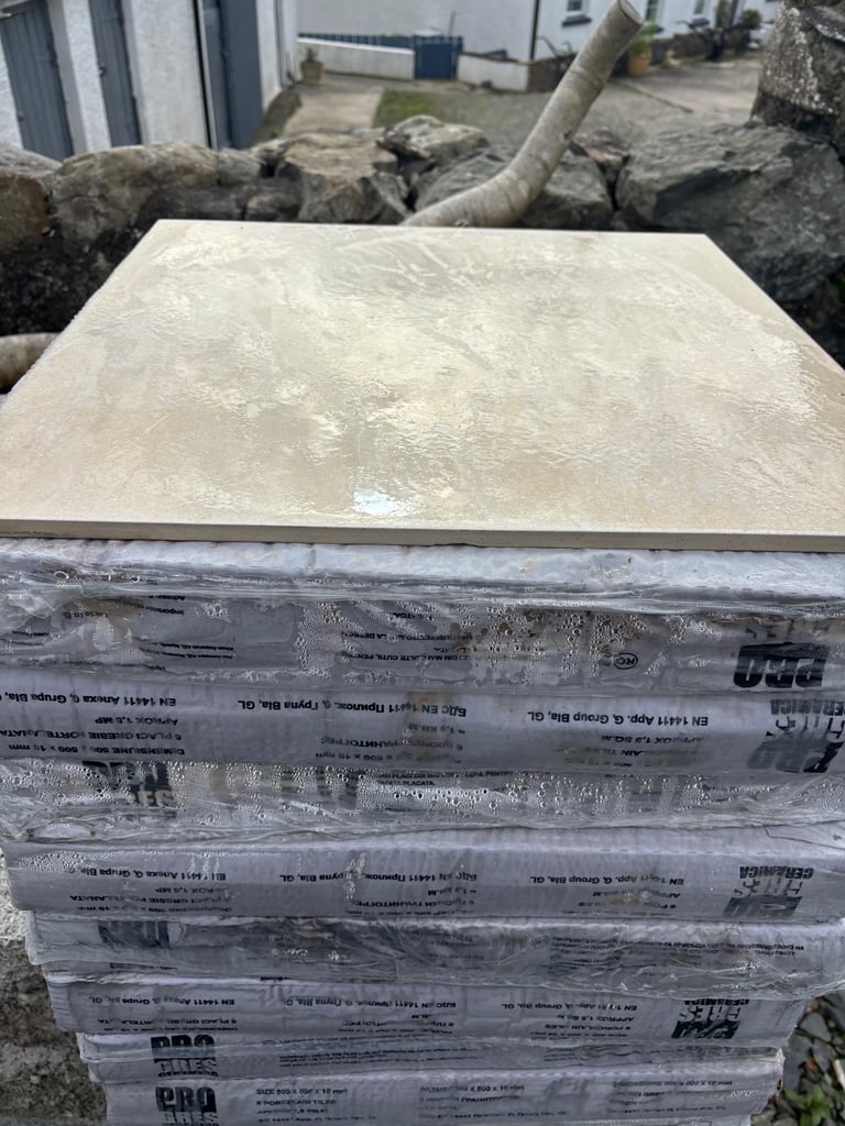8 packs of cream porcelain tile approx 10 sq/meters 
