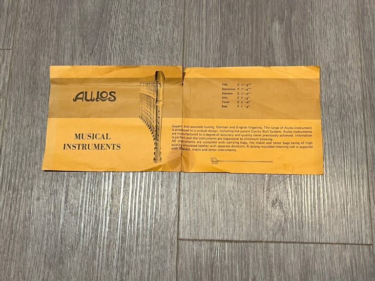 Vintage Set of 4 Aulos Recorders in hard carrying case with plush lining