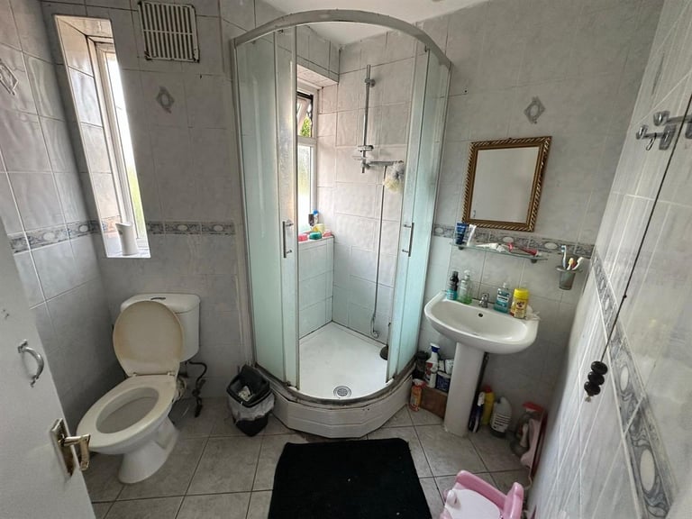 3 bedroom flat in Green Lane, Hounslow
