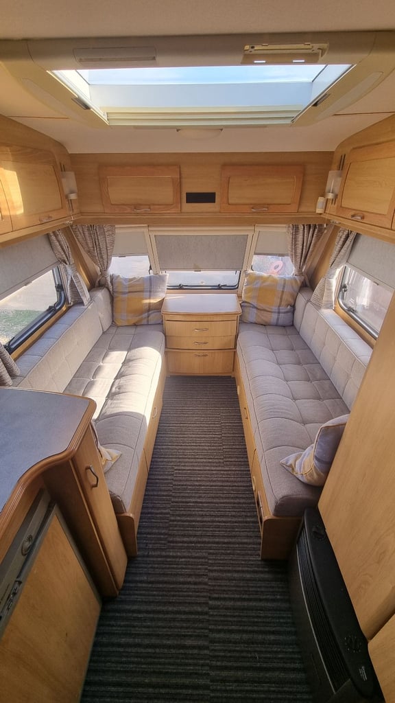 Lunar quasar 6 berth caravan 2005